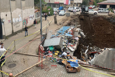 Artvin'de bir vatandaş çöken binanın altında kalmaktan saniyelerle kurtuldu