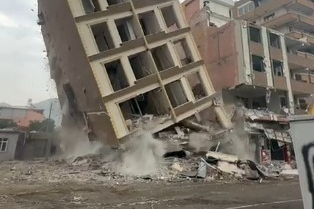 Hatay'da 8 katlı bina saniyeler içerisinde yerle bir oldu