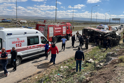 Kars'ta minibüs ve kamyonun karıştığı kazada 4 kişi yaralandı