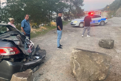 Sinop'ta kopan kaya parçası otomobilin üzerine düştü