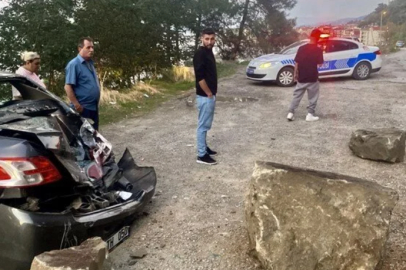 Sinop’ta yamaçtan kopan kaya otomobilin üzerine düştü