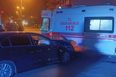 Gaziantep'te ambulansla otomobilin çarpıştığı kazada 2 kişi yaralandı