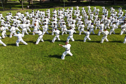 Bursa'da 240 kişilik karate şovu görsel şölen oluşturdu