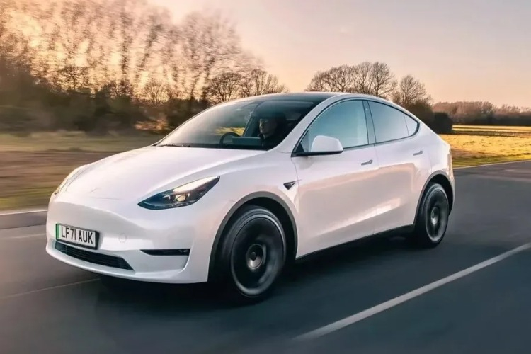 4- TESLA MODEL Y