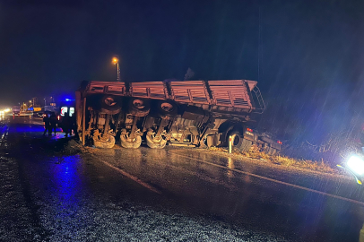 Malatya'da maden yüklü tır devrildi