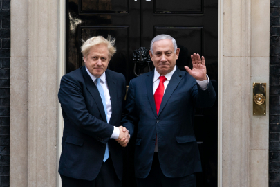 Johnson: Netanyahu’nun kullandığı şahsi banyomda dinleme cihazı bulundu