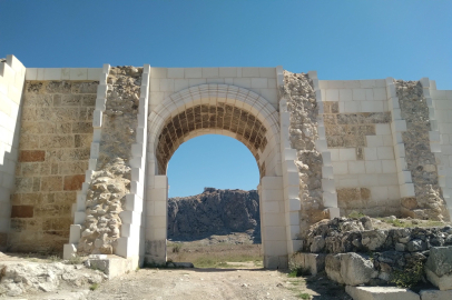 Anavarza antik kentindeki kale kapısı restorasyonu tepki topladı