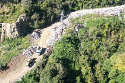 Bartın'da vahşi depolama alanının dolması nedeniyle yola dökülen çöpler kaldırılıyor