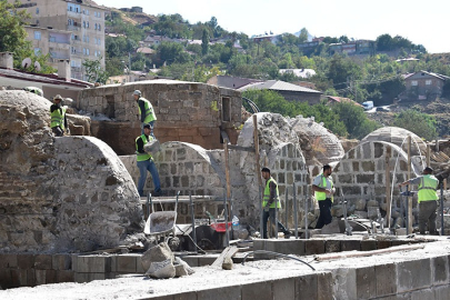 Bitlis'teki tarihi han, hamam ve caminin restorasyonu devam ediyor