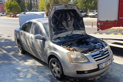 Seyir halindeyken alev alan otomobil vatandaşlar tarafından söndürüldü