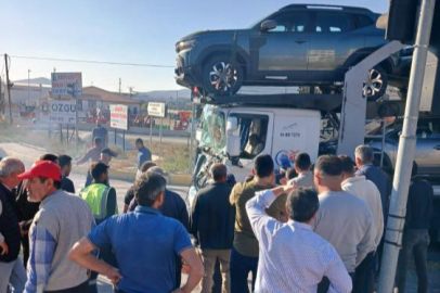 SUV araçları taşıyan tır önündeki tıra çarptı: 2 yaralı