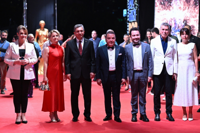 61. Uluslararası Antalya Altın Portakal Film Festivali açılış töreni, kırmızı halı geçişiyle başladı