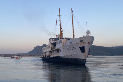 Amasra Limanı'nda fırtınada çapası hasar alan vapur karaya oturdu