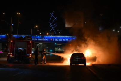 Ankara'da seyir halindeki araç alev aldı