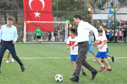 Bakan Kurum, Adıyamanlı çocuklarla halı sahada maç yaptı