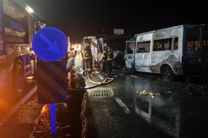 Diyarbakır'da kafa kafaya çarpışan kamyonet ile minibüs alev aldı