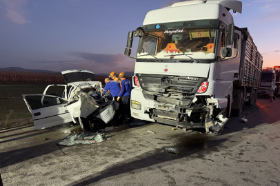 TIR otomobili kağıt gibi ezdi