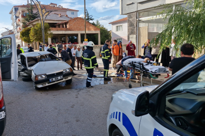 Alaca'da kaldırıma çarpan otomobil takla attı: 2 yaralı