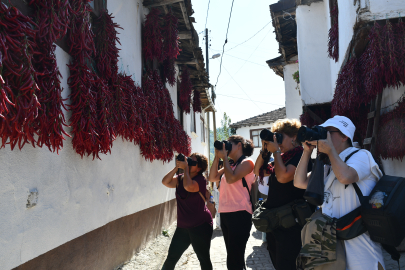 Bilecik'in tescilli biberinin kurutulduğu köy fotoğraf tutkunlarını ağırlıyor