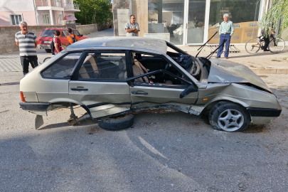 Kaldırıma çarpan otomobil takla attı: 2 yaralı