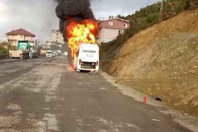 Zonguldak'ta alev alan servisin sürücüsü canını zor kurtardı