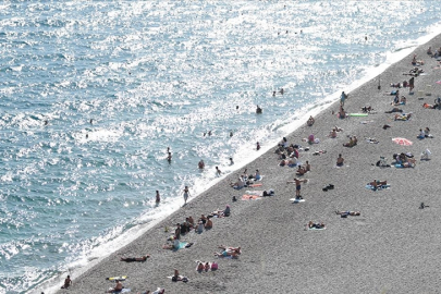 Antalya'da sıcak hava nedeniyle sahillerdeki yoğunluk sürüyor