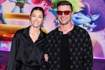 Justin Timberlake eşi Jessica Biel ile evlilik yıl dönümünü sahnede kutladı