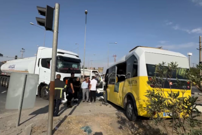 Tanker ile şehiriçi minibüsü çarpıştı!