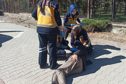 Konya’da kaldırıma çarpan motosiklet devrildi: 2 yaralı