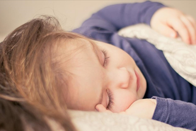 Gece tok uyumak çocuklarda şekere yol açabiliyor