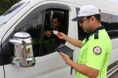 Trafik polisinden hayati uyarı: “Sizin için, lütfen emniyet kemerlerinizi takın”