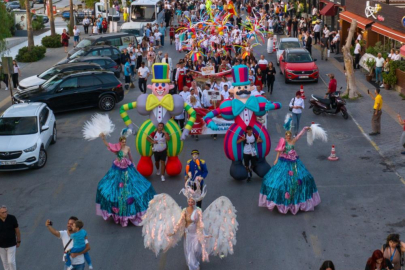 Uluslararası Kuşadası Sokak Festivali'nin açılışı Rio karnavalını aratmadı