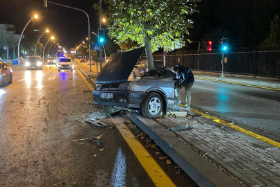 Ağaca çarpıp ikiye bölünen otomobilin yarısı karşı şeride geçti