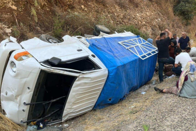 Antalya'da şarampole devrilen kamyonetteki 8 kişi yaralandı