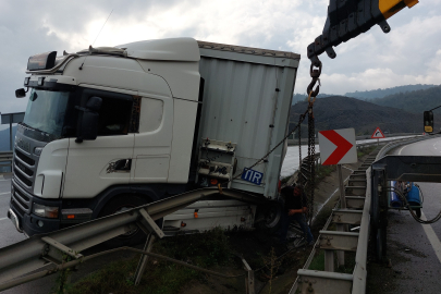 Samsun'da makaslama yapan tır bariyere çarptı