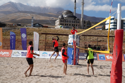 Erciyes'te düzenlenen plaj voleybolu turnuvası sona erdi