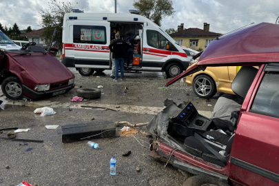 Bartın'da kavşakta kaza yapan araç ikiye bölündü