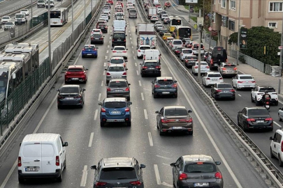 İstanbul'da sabah saatlerinde etkili olan sağanak trafik yoğunluğunu artırdı