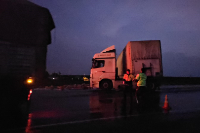 TIR kaza yaptı, kozmetik ürünler yola saçıldı