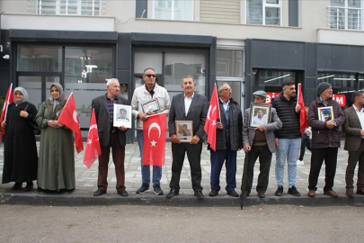 Vanlı aileler DEM Parti binası önündeki "evlat nöbeti"ni sürdürdü