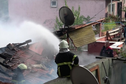 Amasya'da ormana bitişik 3 ev yangında kül oldu