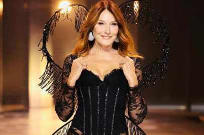 Carla Bruni de Victoria's Secret gösterisinde yürüdü