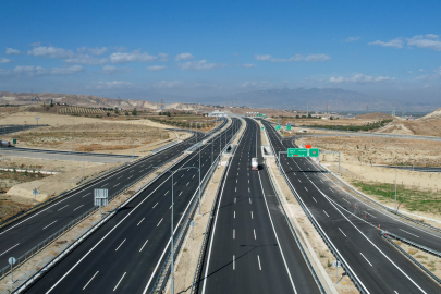 En Yakıt, Aydın-Denizli Otoyolu'nun ilk şarj istasyonunu hizmete açtı