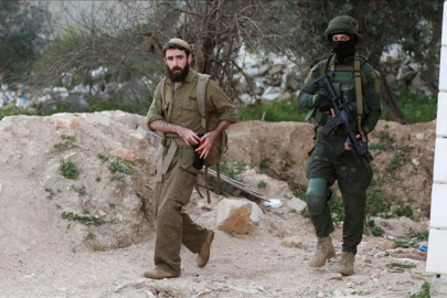 Filistin topraklarını gasbeden İsrailliler, Nablus kentinde zeytin toplayan çiftçilere saldırdı