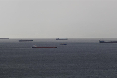 Karadeniz'de olumsuz hava koşulları yüzünden bazı gemiler Sinop Limanı'na demirledi