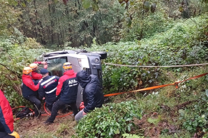 Rize’de uçuruma yuvarlanan araç askıda kaldı