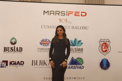 Tasarımcı Sinem Cambaz Cumhuriyet balosunda şıklığı ile büyüledi