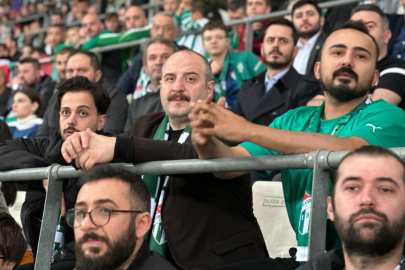 Mustafa Varank, Bursaspor maçını taraftarla izledi