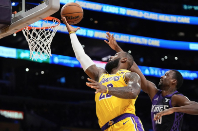 NBA'de LeBron James "triple-double" ile oynadı, Lakers 3'te 3 yaptı