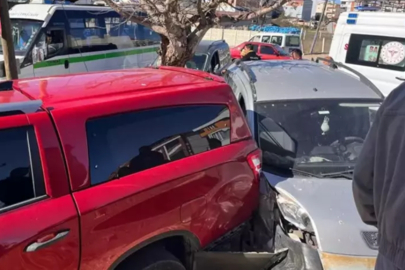 15 yaşındaki çocuk direksiyona geçti,trafikte dehşet saçtı! Önüne gelene çarptı